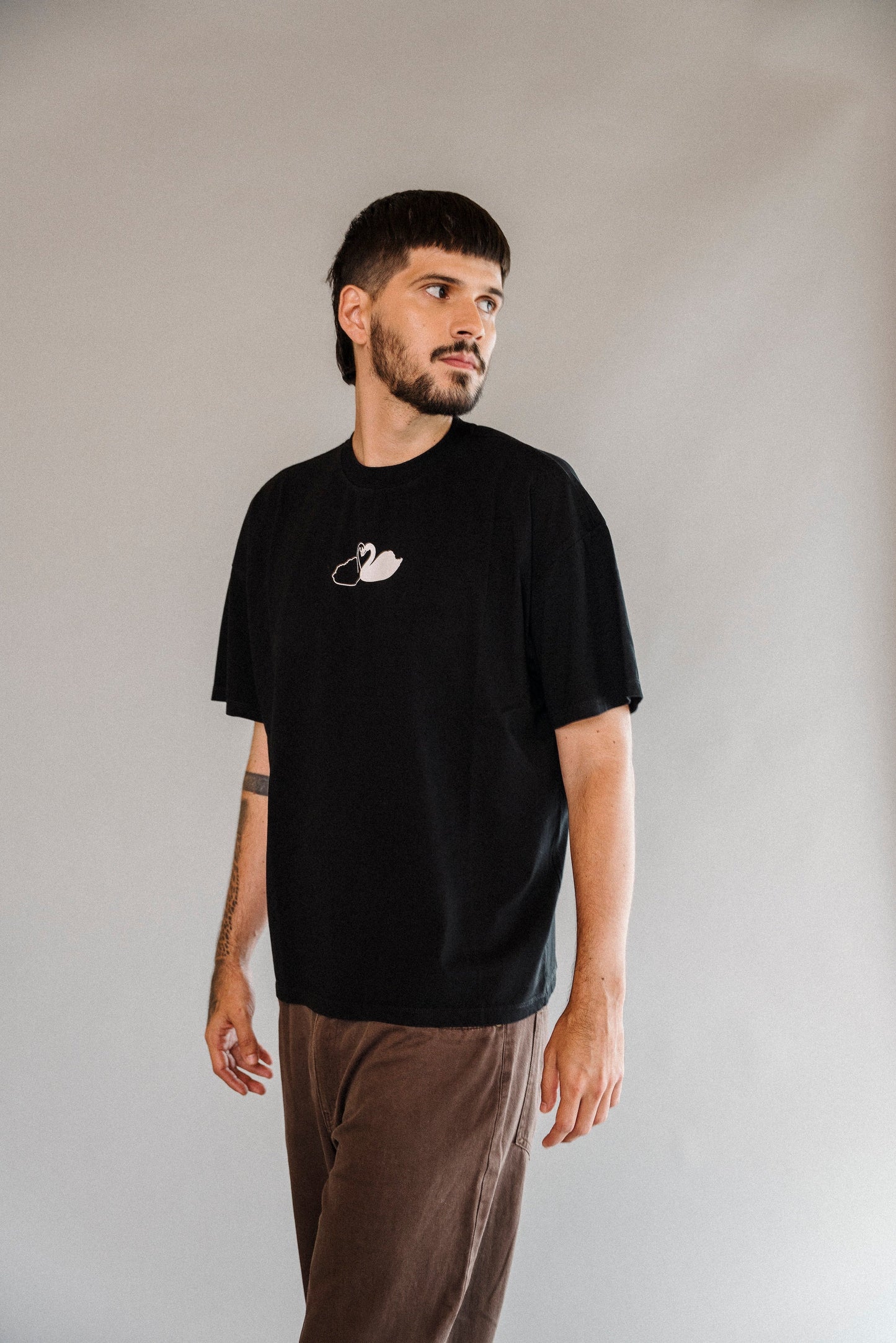 SWANS IN LOVE Unisex T-shirt