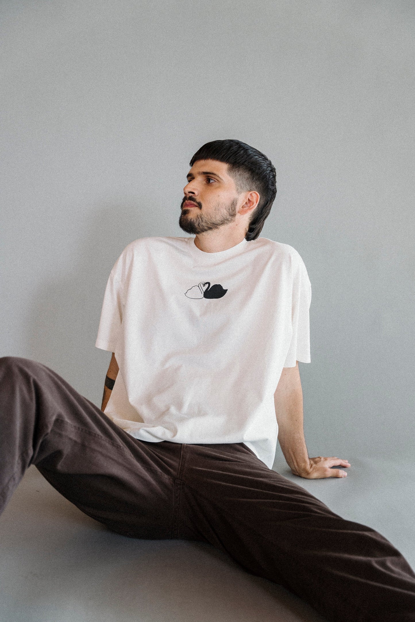 SWANS IN LOVE Unisex T-shirt