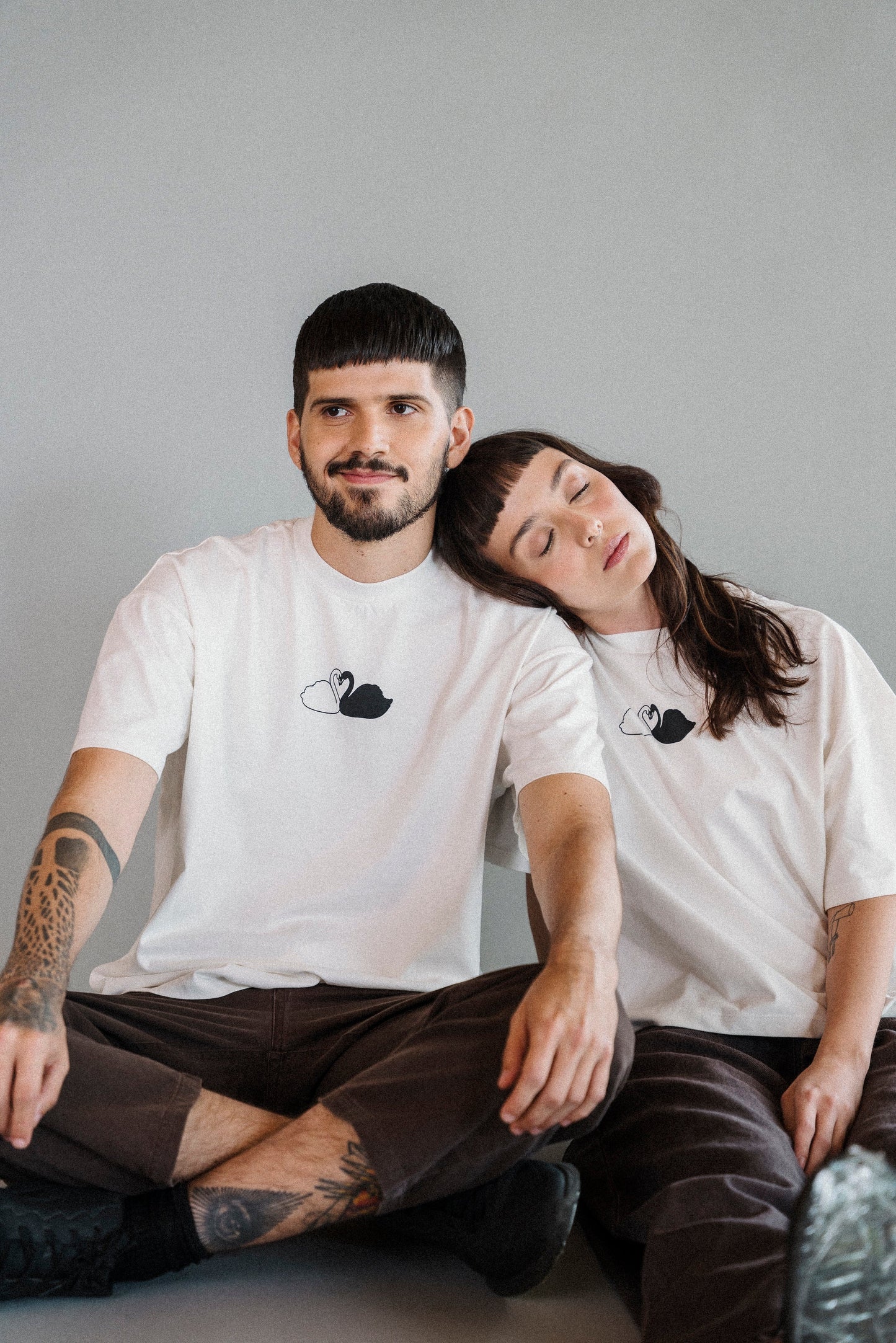 SWANS IN LOVE Unisex T-shirt